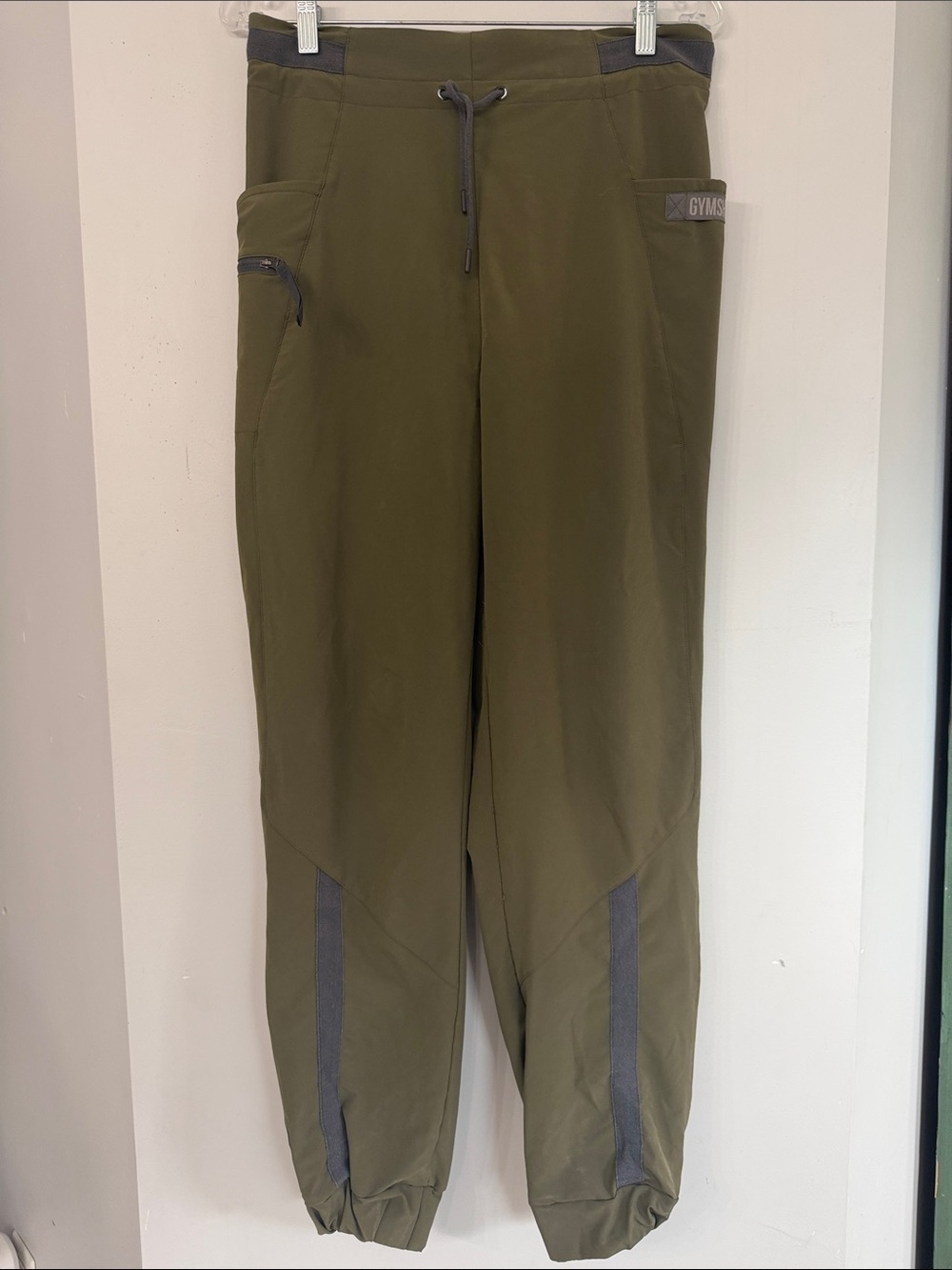 Gymshark Olive Army Green Jogger Pants Women’s Medium zipper pocket drawstring